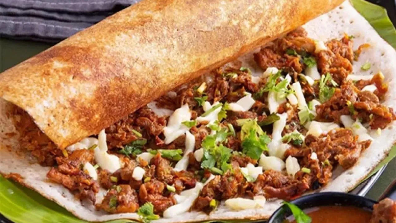 చికెన్ కర్రీతో దోస కూడా చేసుకోవచ్చు. ముందుగా ప్లెయిన్ దోసె చేసుకోవాలి. మిగిలిన చికెన్ ఉడకబెట్టిన పులుసును నింపి ఇవ్వండి. చికెన్ దోస సిద్ధం. 