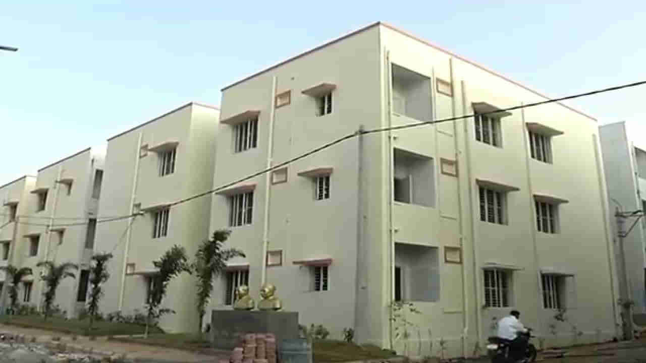 Telangana: డబుల్ బెడ్ రూం ఇళ్ల పేరుతో పేదల నుంచి లక్షలు వసూలు చేసిన రెనెన్యూ ఇన్స్పెక్టర్..