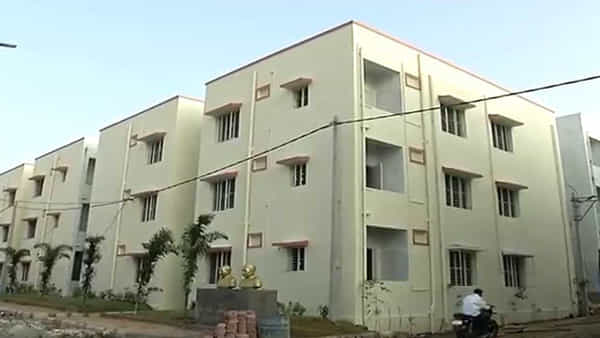 Telangana: డబుల్ బెడ్ రూం ఇళ్ల పేరుతో పేదల నుంచి లక్షలు వసూలు చేసిన రెనెన్యూ ఇన్స్పెక్టర్..