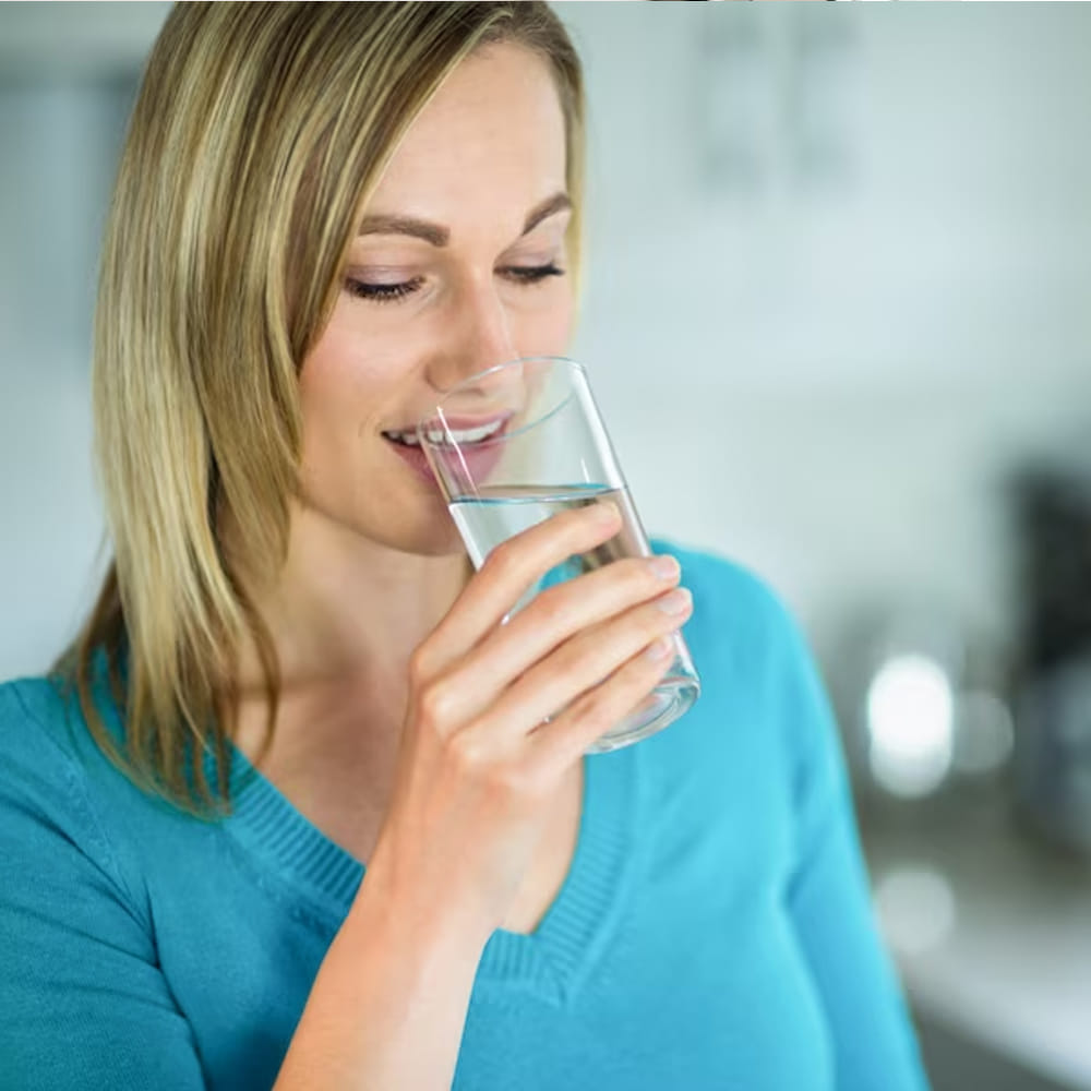 ప్రతి జీవికి ముఖ్యమైన వాటిలో నీరు కూడా ఒకటి. నీళ్లు లేకుంటే ఏ జీవి మనుగడ సాగదు. నీళ్లతో అనేక ప్రయోజనాలు ఉన్నాయి. అయితే నీళ్లు తాగడంలో కూడా ఓ పద్దతి ఉంటుంది. మూత్రపిండాల ఆరోగ్యానికి నీరు అతిపెద్ద ఇంధనం, ఇది మూత్రం ద్వారా శరీరం నుంచి విషాన్ని తొలగించి శరీరాన్ని శుభ్రపరుస్తుంది.