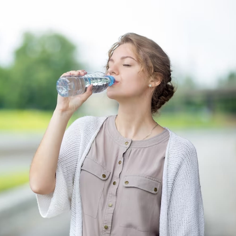 సాధారణంగా తక్కువ నీరు తాగే వారికి కిడ్నీ స్టోన్ సమస్యలు వస్తాయని గమనించవచ్చు. భారతదేశంలో కిడ్నీ వ్యాధిగ్రస్తుల సంఖ్య నిరంతరం పెరుగుతోంది. ఇటీవలి పరిశోధన ప్రకారం భారతదేశంలో ప్రతి పది మందిలో ఒకరు కిడ్నీ వ్యాధితో బాధపడుతున్నారు. మంచి కిడ్నీ ఆరోగ్యానికి నీటి కంటే ముఖ్యమైనది ఏదీ లేదు. కిడ్నీ మన శరీరంలోని మురికిని తొలగించే ముఖ్యమైన భాగం. కిడ్నీ ఆరోగ్యంగా ఉంటేనే మన ఆరోగ్యం బాగుంటుంది. 