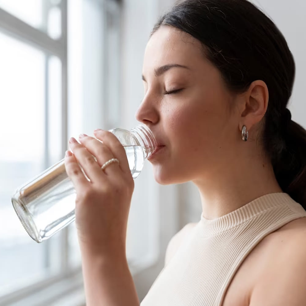 నిపుణుల అభిప్రాయం ప్రకారం.. ప్రతిరోజూ కనీసం 8 గ్లాసుల నీరు త్రాగాలి. నీరు ఎక్కువగా తీసుకోవడం వల్ల కిడ్నీ నుంచి టాక్సిన్స్ బయటకు వచ్చి కిడ్నీలో రాళ్ల సమస్య ఉండదు. మంచి కిడ్నీ ఆరోగ్యానికి కేవలం నీరు తాగితే సరిపోదు. నీరు ఎలా తాగాలి అనేది కూడా ముఖ్యం. కొంతమంది నిలబడి నీరు తాగడం వల్ల కిడ్నీ ఆరోగ్యానికి హాని కలుగుతుంది. నిలబడి నీళ్లు తాగడం వల్ల కిడ్నీతో పాటు ఆరోగ్యం కూడా దెబ్బతింటుందని తెలుసుకుందాం.