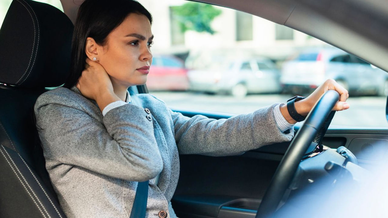 శరీర నొప్పులు, ముఖ్యంగా వెన్నునొప్పి వేధిస్తుంటుంది. అందుకే డ్రైవింగ్ చేయడం ఎవరికైనా అలసటతో కూడుకున్న పని. చాలా సేపు డ్రైవింగ్ చేస్తున్నప్పుడు మీకు వెన్నునొప్పి సమస్య ఉండవచ్చు. దీనికి మీరు ఆందోళన చెందాల్సిన పనిలేదు.