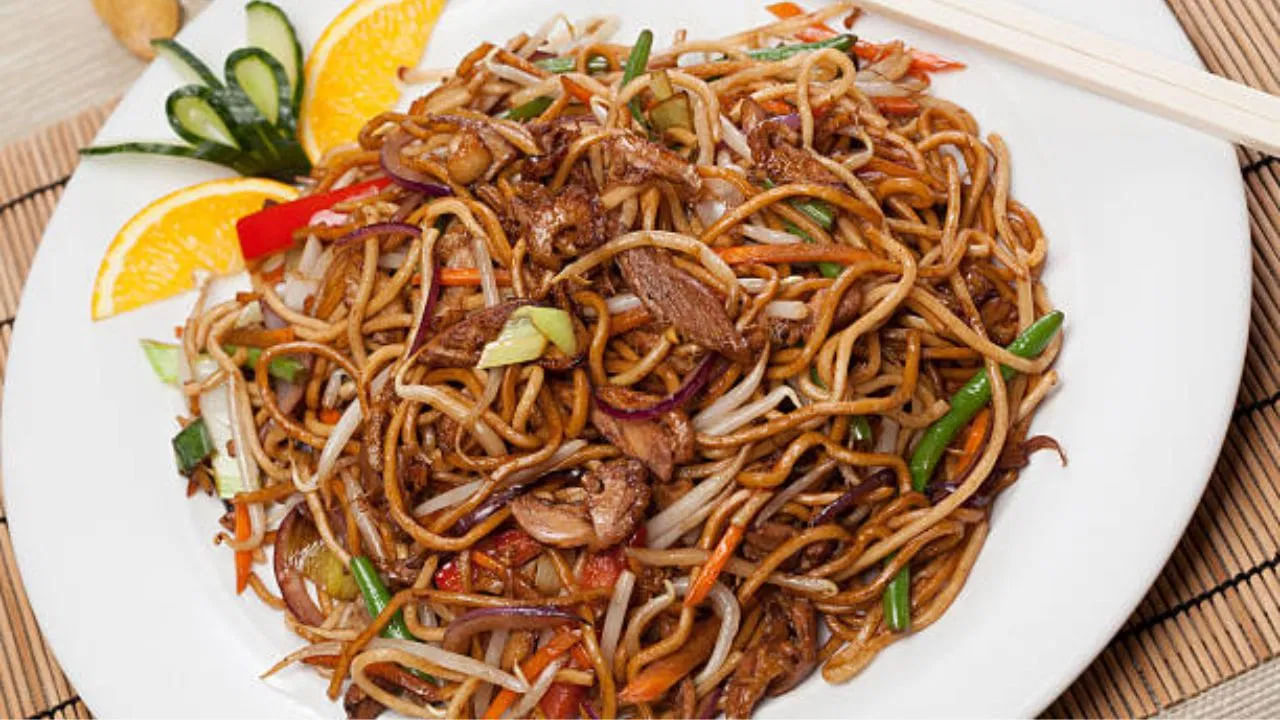 మీరు మిగిలిన చికెన్ కర్రీతో చికెన్ నూడుల్స్ కూడా చేయవచ్చు. చికెన్ ముక్కలను చిన్న ముక్కలుగా కట్ చేసుకోండి. ముందుగా నూడుల్స్‌ను ఉప్పు వేసి మరిగించాలి. నూనె,  కూరగాయలతో నూడుల్స్ టాసు. తర్వాత అందులో చికెన్ ముక్కలు, సాస్ వేయాలి. సిద్ధం చికెన్ నూడుల్స్.