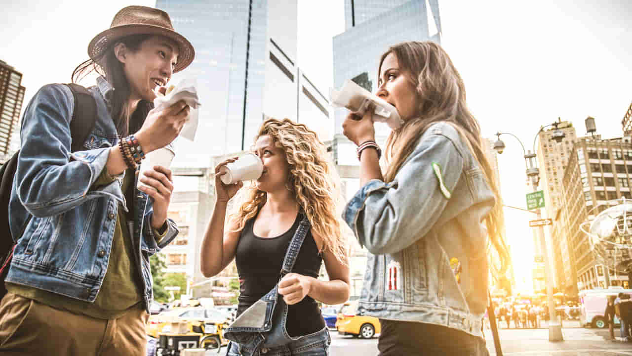 Health Tips: నిలబడి ఆహారం తింటున్నారా? ఆరోగ్యానికి ఎంత హానీ కలుగుతుందో తప్పక తెలుసుకోండి..