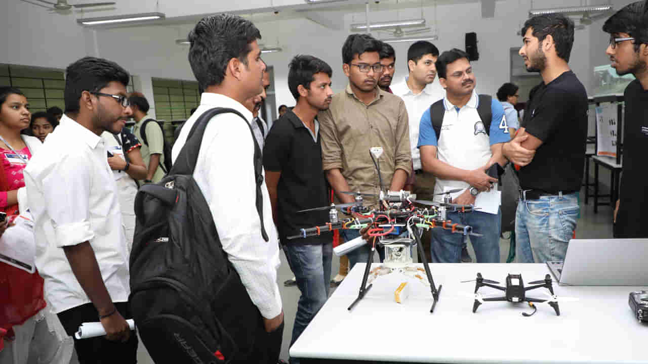 Engineering: ఇకనుంచి ఉద్యోగం చేస్తూనే.. ఇంజినీరింగ్ చేసుకోవచ్చు