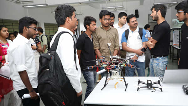 Engineering: ఇకనుంచి ఉద్యోగం చేస్తూనే.. ఇంజినీరింగ్ చేసుకోవచ్చు