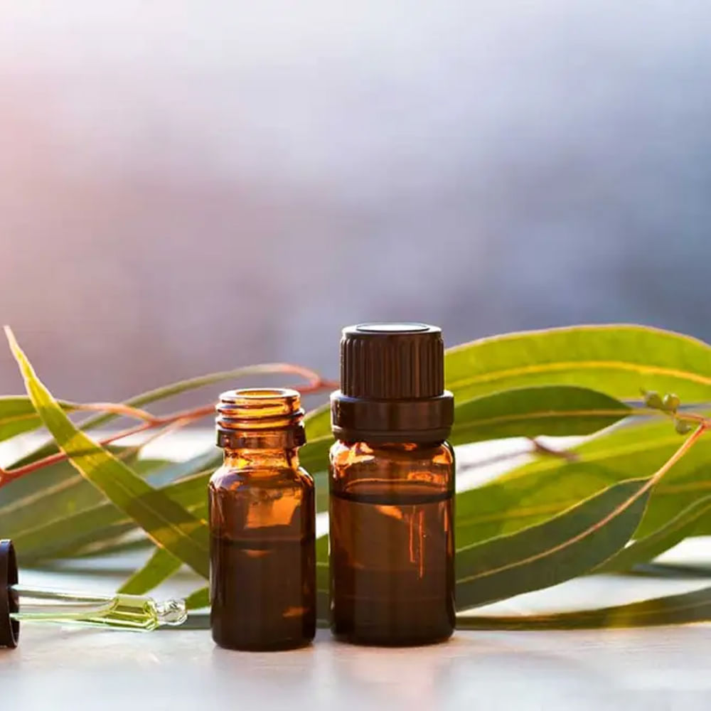 తీవ్రమైన జలుబు పడిశం వంటివి పట్టినప్పుడు నీలగిరి తైలం మరగబెట్టిన నీళ్లలో  వేసి ఆవిరి పట్టిస్తే క్షణాల్లో జలుబు తగ్గుతుండి అంతేకాదు చర్మవ్యాధుల నివారణలోను నీలగిరి తైలం సహాయపడుతుంది.