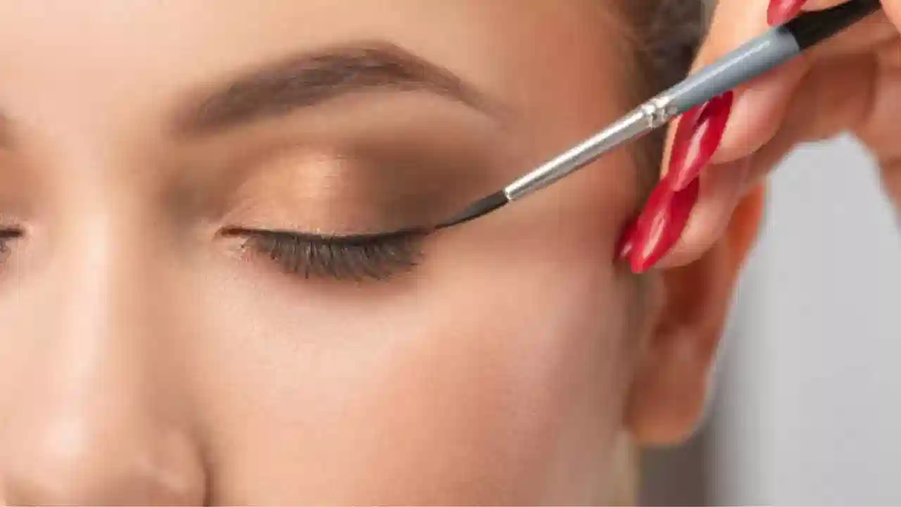 Eyeliner Side Effects: డైలీ ఐ లైనర్ ఉపయోగిస్తున్నారా? అయితే ఇవి గుర్తు పెట్టుకోండి!!