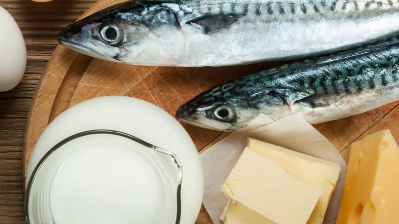 చేపలు-పాలు: ఆయుర్వేదంలో చేపలు, పాలు కలిపి తీసుకోవడం ఖచ్చితంగా నిషేధించారు. రెండింటిని కలిపి తీసుకోవడం వల్ల అజీర్ణంతో పాటు చర్మ వ్యాధులు వస్తాయి. ఈ రెండింటి స్వభావం భిన్నంగా ఉంటుంది. పాలు చల్లగా ఉంటాయి.. చేపలు వేడిగా ఉంటాయి. వాటిని కలిపి తీసుకోవడం వల్ల దోషాలకు దారితీస్తుంది. ఇది చర్మ వ్యాధులు వచ్చే అవకాశాలను పెంచుతుంది. అందువల్ల, చేపలతో పాలను ఎప్పుడూ కలిపి తినవద్దు.