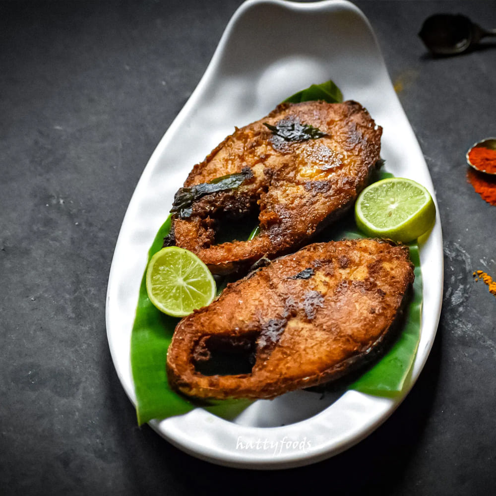 తర్వాత కార్న్ ప్లోర్, అల్లం వెల్లుల్లి పేస్ట్, కారం, జీలకర్ర,గరం మసాలా, కొత్తిమీర, కర్వేపాకు వేసి చేపల ముక్కలకు పట్టే విధంగా కొని ఫ్రిజ్ లో పెట్టుకోవాలి.