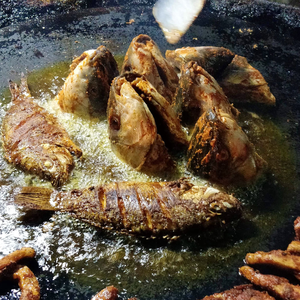 నూనె వేడి ఎక్కిన తర్వాత చేప ముక్కలను వేసి చిన్న మంటమీద రెండు వైపులా ఎర్రగా అయ్యే వరకూ వేయించుకుని ఒక ప్లేట్ తీసుకోవాలి.