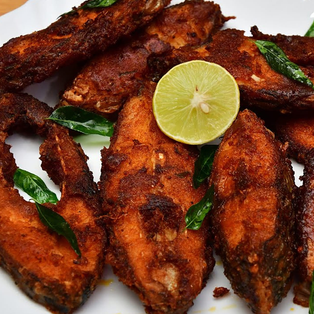 కావ‌ల్సిన ప‌దార్థాలు:  వేపుడుకి కావల్సిన చేప ముక్కలు: 6 కోడి గుడ్డు : ఒకటి, గరం మసాలా పొడి: అర టీ స్పూన్, జీలకర్ర పొడి : ఒక టీ స్పూన్ అల్లం వెల్లుల్లి పేస్ట్: కార్న్ ప్లోర్ : టీ స్పూన్ కారం : టీ స్పున్ పసుపు: పావు టీ స్పూన్, నిమ్మర‌సం : 2 టీ స్పూన్స్, ఉప్పు : రుచికి సరిపడా త‌రిగిన కొత్తిమీర త‌రిగిన క‌రివేపాకు నూనె: వేయించడానికి సరిపడా