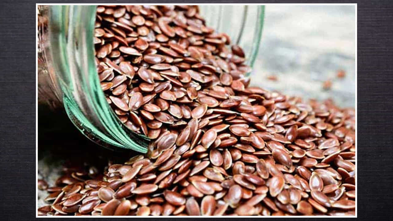 Flax Seeds- అవిసె చాలా ప్రయోజనాలను కలిగి ఉంది. అవిసె గింజలు కొల్లాజెన్ ఉత్పత్తిని ప్రేరేపిస్తాయి. వీటిలో ఒమేగా 3 ఫ్యాటీ యాసిడ్స్ పుష్కలంగా ఉండటం వల్ల మీ చర్మాన్ని కాంతివంతంగా, ఆరోగ్యంగా ఉంచుతుంది.