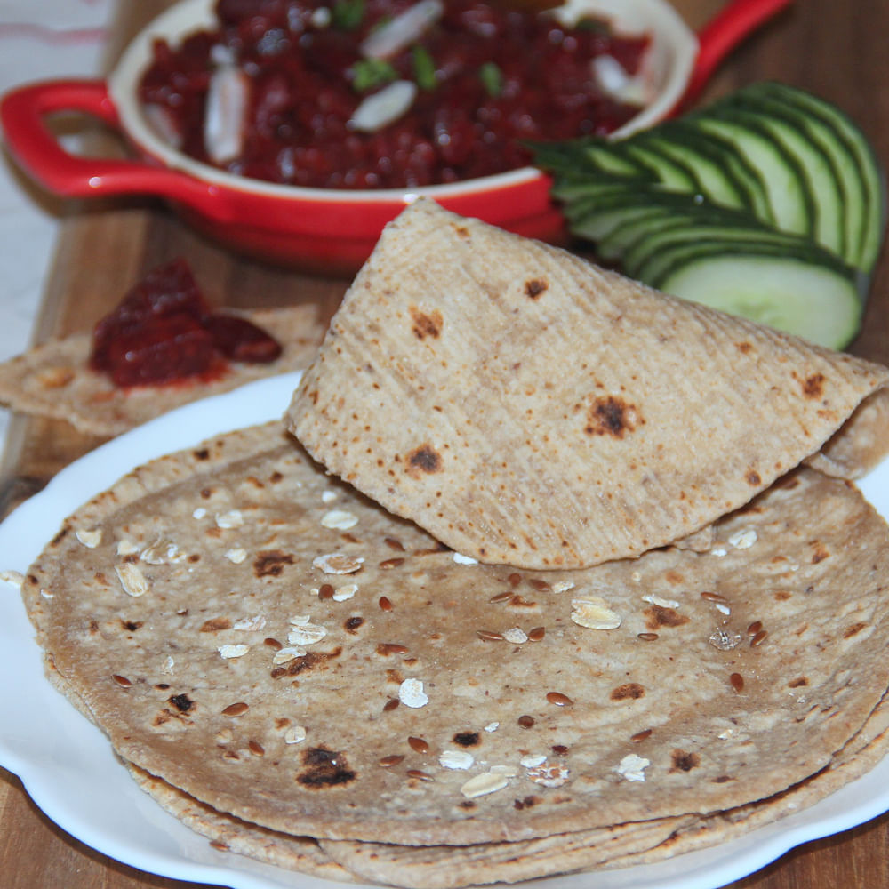 ఈ రోజుల్లో బరువు తగ్గడం సమస్యగా మారింది. రకరకాల ఆహారలతో ఊబకాయాన్ని తగ్గించుకోవడానికి చాలా మంది ప్రయత్నిస్తున్నారు. ఇలాంటి పరిస్థితుల్లో అవిసె గింజలతో పరాటా తింటే బరువు తగ్గడమే కాకుండా కొత్త రుచిని కూడా తెలుసుకోవచ్చు. అవిసె గింజలు ఊబకాయాన్ని తగ్గించడంలో సహాయపడతాయి. వీటిలో పుష్కలంగా ఉన్న ఫైబర్ బరువును నియంత్రిస్తుంది. అవిసె గింజలు తీసుకోవడం వల్ల మలబద్ధకం నుండి పొందవచ్చు. ఇవి హృదయాన్ని జబ్బుల నుంచి కాపాడతాయి. వీటితో పరాటా ఎలా తాయారు చేసుకోవాలో ఇప్పుడు తెలుసుకుందాం.