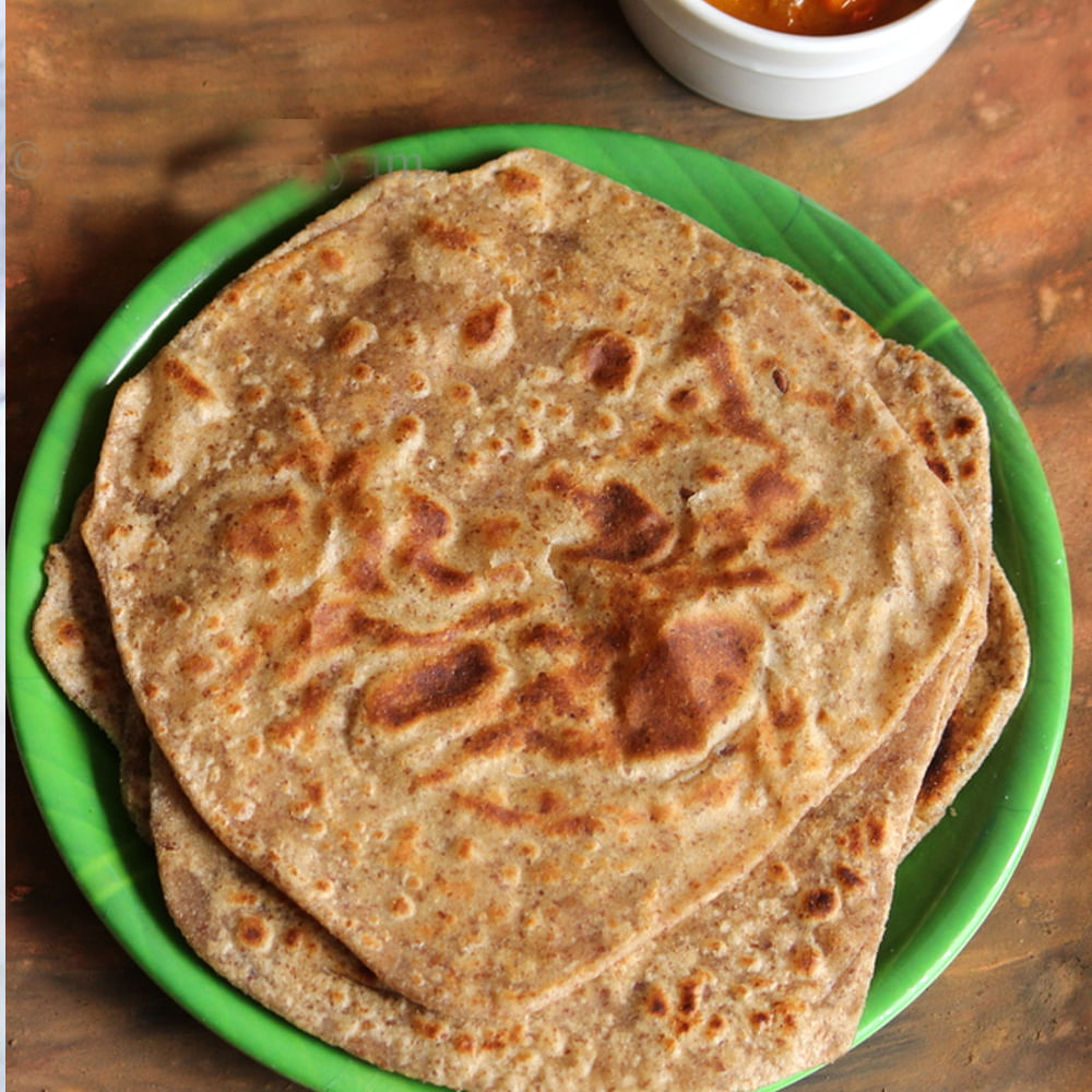 అవిసె గింజల పరాటా తయారీకి కావలిసిన పదార్దాలు: అవిసె గింజల పొడి – 1 కప్పు, గోధుమ పిండి – 2 కప్పులు, బెల్లం – అర కప్పు తురుము, పాలు – రెండు చెంచాలు, నూనె – ఒక చెంచా. దేశీ నెయ్యి – కొద్దిగా, ఉప్పు – రుచికి తగినంత.