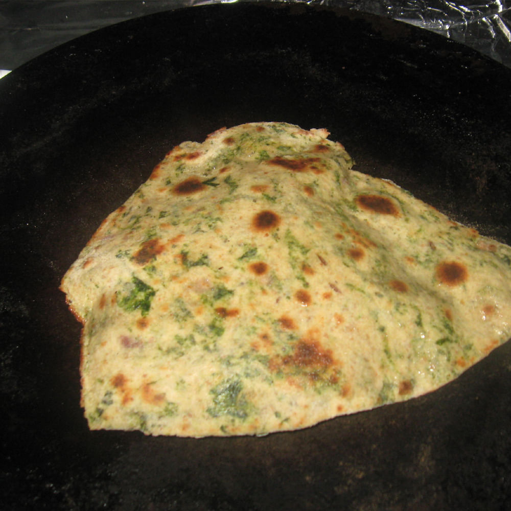 అవిసె  గింజలను బాణలిలో వేసి బాగా వేయించి చల్లారిన తరవాత మిక్సీలో వేసి మెత్తగా పొడి చేసుకోవాలి.