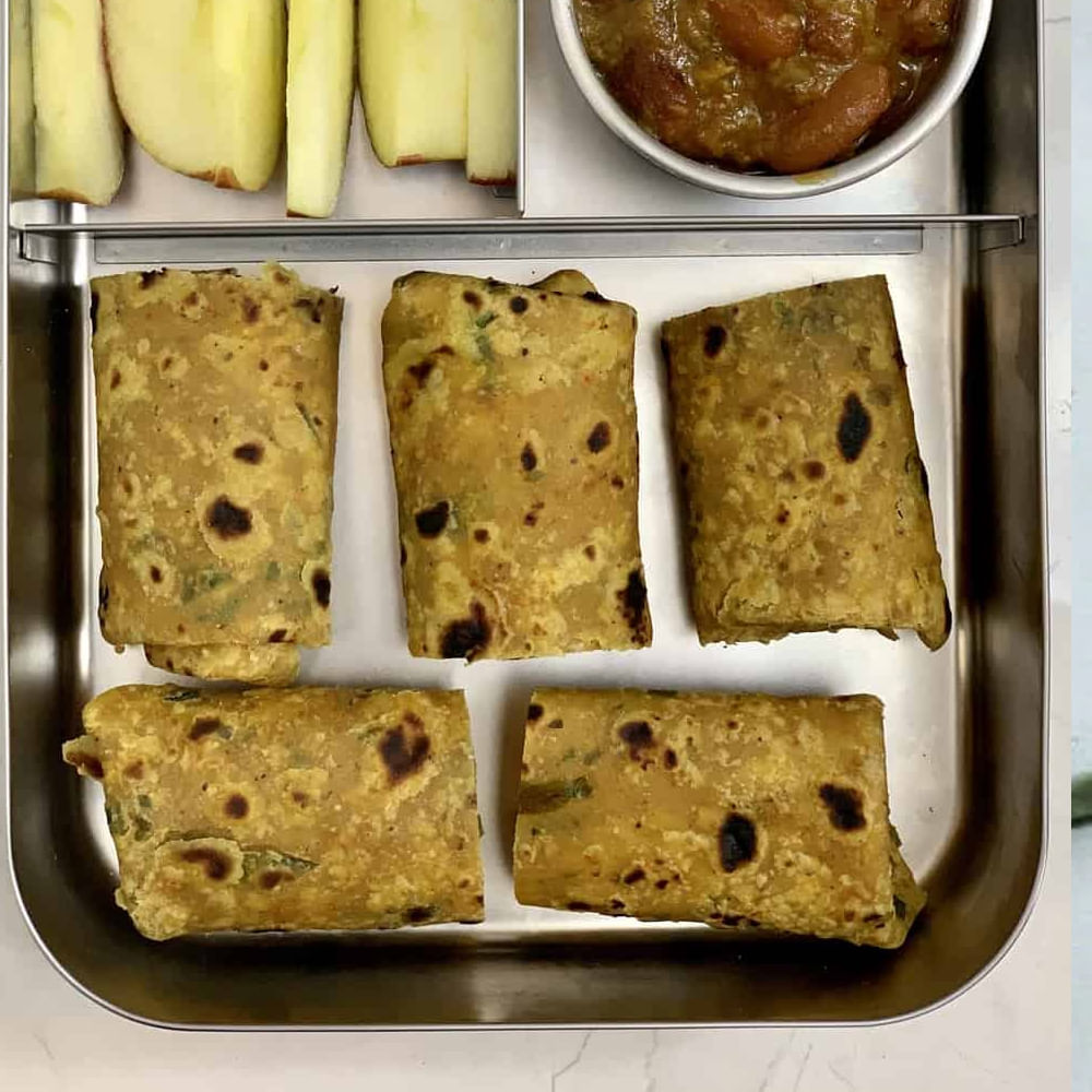 ఈ పొడిని ఒక డిష్‌లో వేసి, తురిమిన బెల్లం, కొద్దిగా పాలు వేసి బాగా కలపాలి. ఈ విధంగా మీ అవిసె గింజల స్టఫ్ పరాటా మధ్యలో కూరటానికి సిద్ధంగా అవుతుంది.