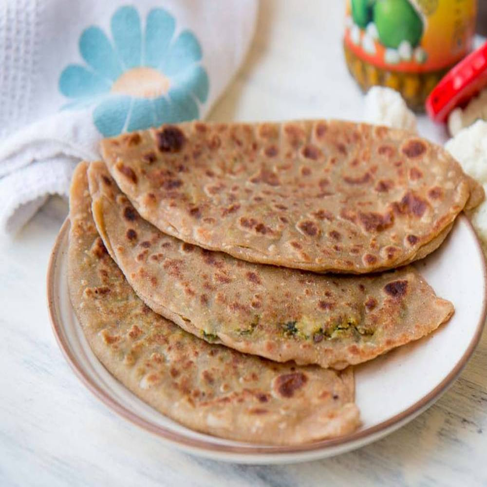 ఇప్పుడు మరో పాత్రలో గోధుమపిండి, ఉప్పు, కొద్దిగా నూనె వేసి బాగా కలిపి మూతపెట్టి ఉంచాలి.