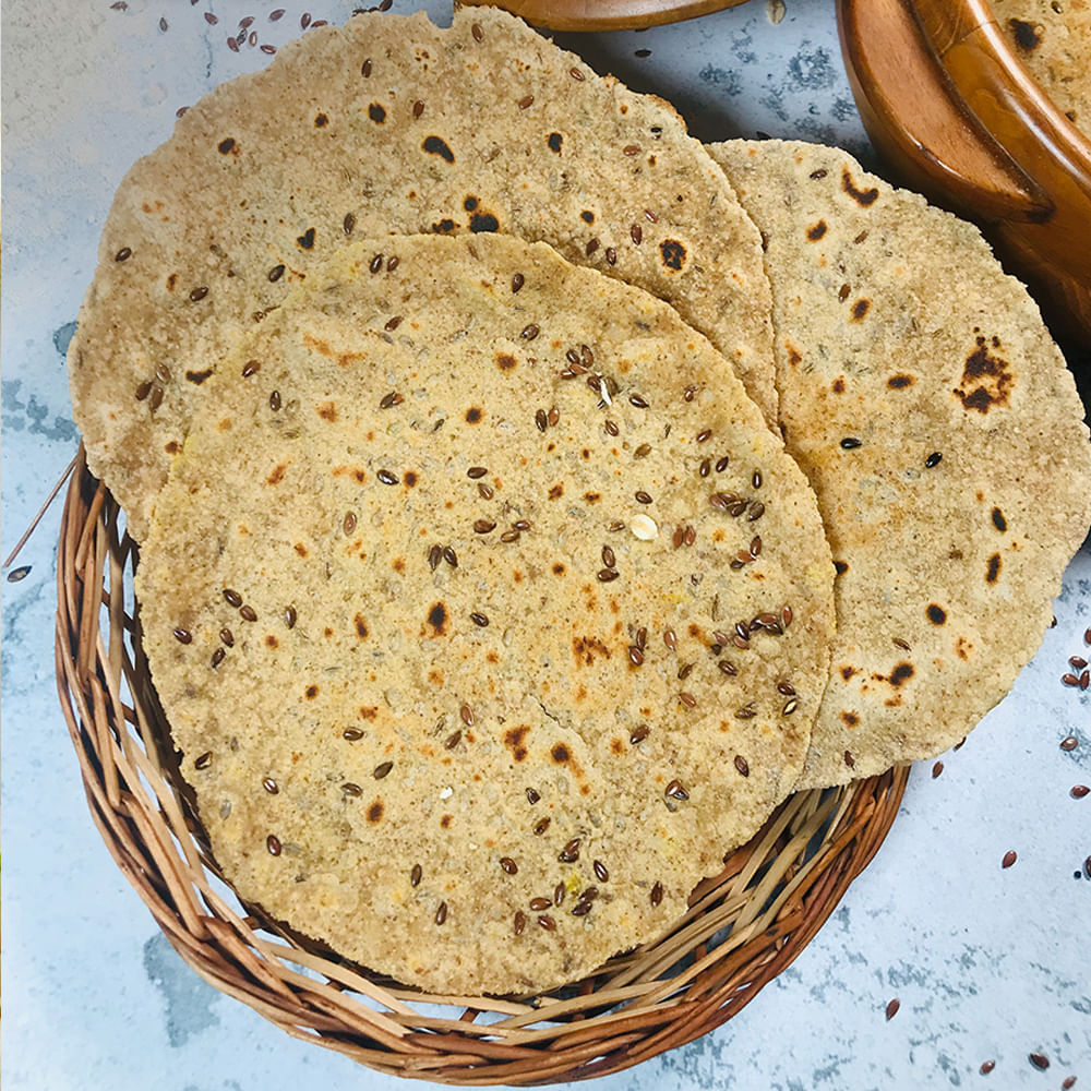 తర్వాత గోధుమ పిండిని బాల్‌గా చేసి అందులో ఫ్లాక్స్ సీడ్ స్టఫింగ్‌తో నింపి బాగా చుట్టి పాన్‌పై కొద్దిగా నెయ్యి వేసి ఈ పరాటాను లేత బంగారు రంగు వచ్చేవరకు రెండు వైపులా వేయించాలి. ఇప్పుడు పాన్ నుండి తీసి చట్నీ లేదా సాస్ తో సర్వ్ చేయడమే.