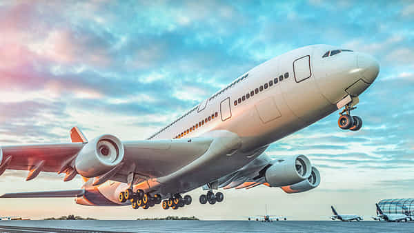 Air Fare: పండుగల వేళ విమాన ప్రయాణికులకు షాక్.. ఆకాశమే హద్దుగా పెరిగిపోనున్న చార్జీలు.. భారం ఎందుకంటే..