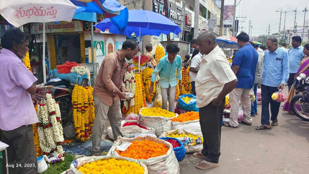  కడియం హోల్‌సెల్ పూల మార్కెట్లకు భారీగా ఎగుమతులు జరగడంతో బహిరంగ మార్కెట్లో చామంతి , బొండు గులాబీల ధరలు 500 రూపాయల వరకు పలుకుతున్నాయి. గత రెండు నెలలుగా ఆషాడం కావడంతో ధరలు లేక నష్టాలు చూసారు పూల వ్యాపారులు.
