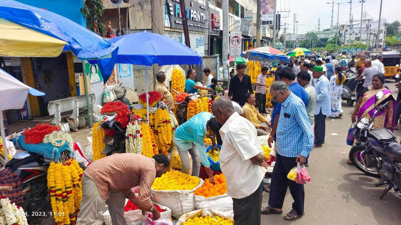 మరోవైపు అధిక ధరలతో పూలు కొనుగోలు చేయలేకపోతున్నామని స్థానికులు వాపోతున్నారు. స్థానికంగా కడియం పూల మార్కెట్లో సాధారణ ధరలు ఉంటాయి.  పండుగలు పెళ్లిళ్లు సీజన్లో కావడంతో అమాంతంగా ఒకసారిగా ధరలు కొండెక్కాయి. 
