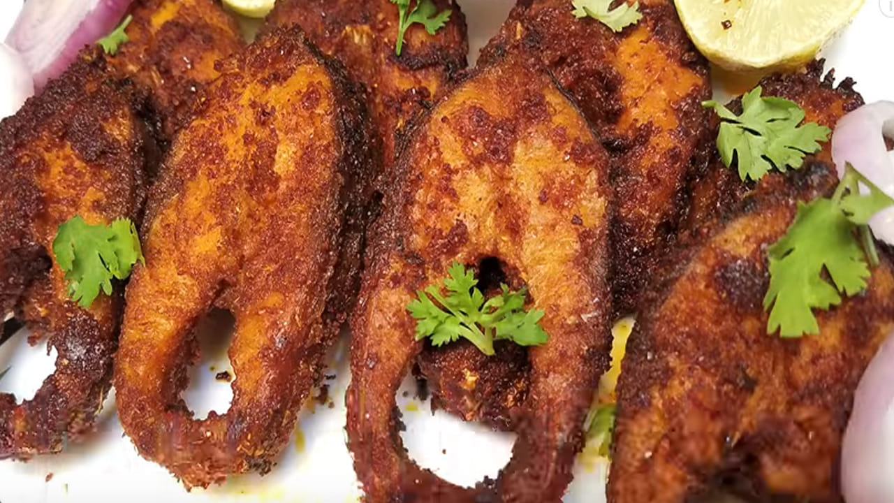 అయితే చేపలు, మాంసాహారం కలిపి తింటే పెద్ద మొత్తంలో ప్రొటీన్ లభించదు. బదులుగా ఇది శరీరంలో ప్రోటీన్ లోపాన్ని కలిగిస్తుంది. అలాగే జీర్ణక్రియ కూడా సక్రమంగా జరగదు. కనుక ఆరోగ్యంగా ఉండాలనుకుంటే.. చేపలు, మాసం కలిపి తినవద్దు.