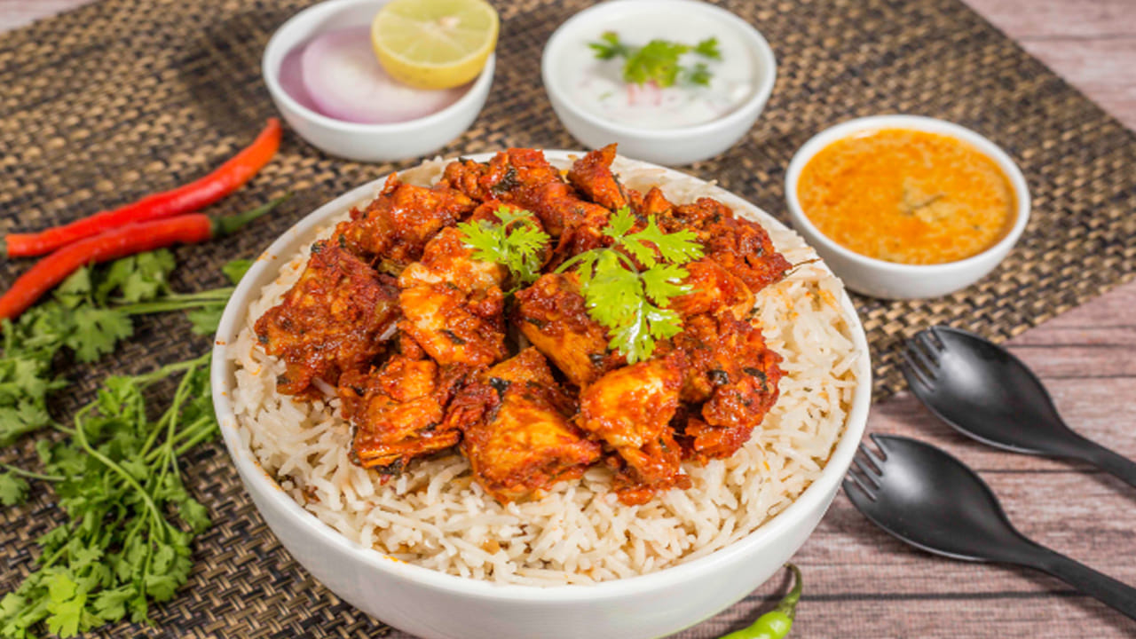 చేపలు, మాంసం ఎక్కువగా తినడం అనారోగ్యానికి హానికరం. కాబట్టి మితంగా తినండి. ముఖ్యంగా ప్రోటీన్ ఎక్కువగా శరీరంలో ఉండడం కూడా అనారోగ్యానికి హానికరమే అని పోషకాహార నిపుణులు చెబుతున్నారు. బరువు 50 కిలోలు ఉంటే రోజువారీ ప్రోటీన్ అవసరం 40 గ్రాములు. ఈ విధంగా లెక్కించాలి ఎక్కువ నూనె, మసాలాలతో వంట చేయకూడదు.