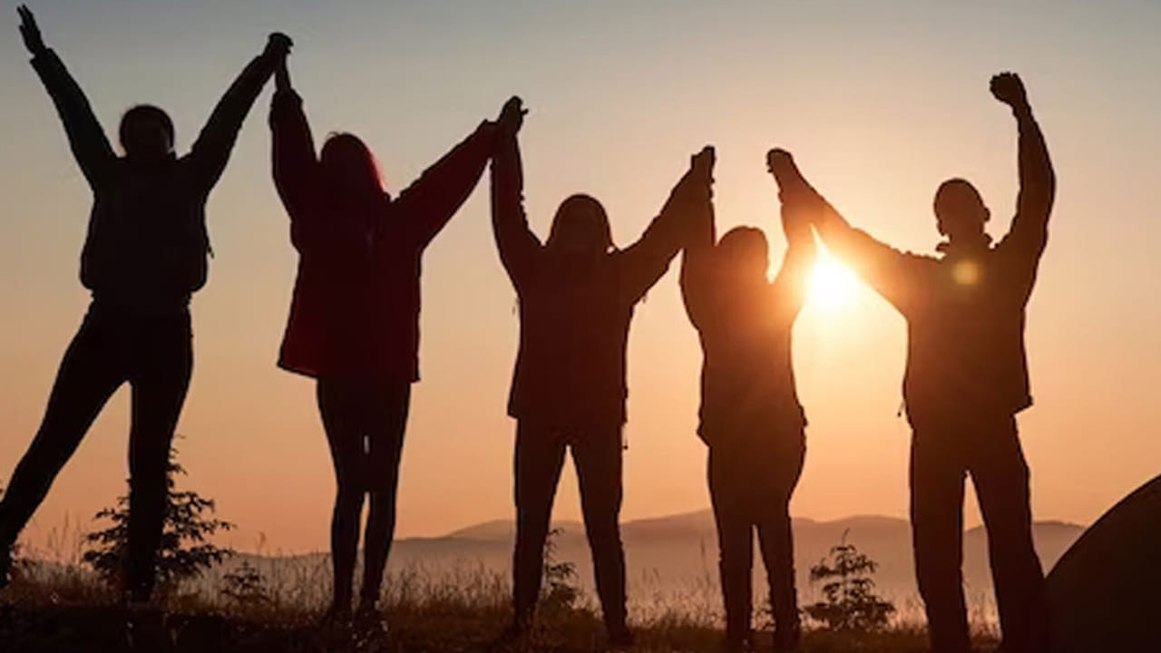 ఫ్రెండ్‌షిప్ డే అనేది స్నేహాన్ని పండుగలా జరుపుకునే రోజు. స్నేహితులు ప్రత్యేక అనుభూతిని కలిగించడానికి.. జీవితంలో వారి ప్రాముఖ్యతను తెలియజేయడానికి ఈ రోజును జరుపుకుంటారు. ఫ్రెండ్‌షిప్ డే తేదీ, చరిత్ర, ప్రాముఖ్యత గురించి ఇప్పుడు ఇక్కడ తెలుసుకుందాం.