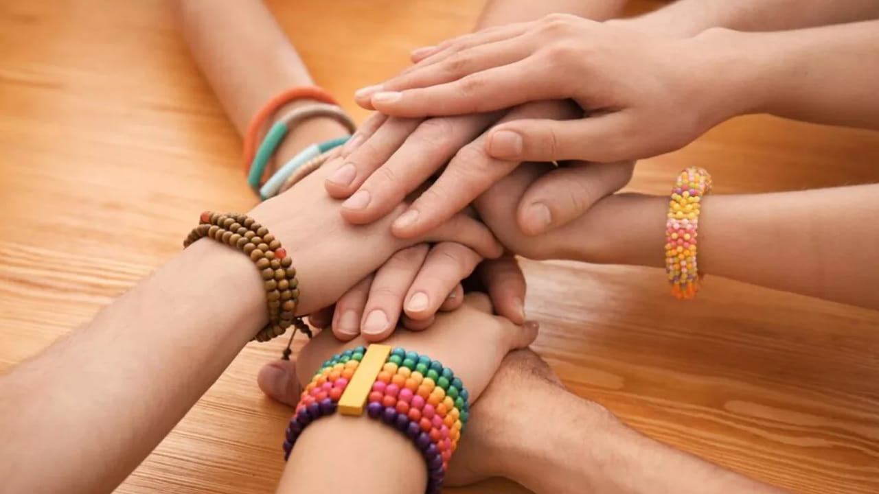 అంతర్జాతీయ స్నేహితుల దినోత్సవాన్ని వివిధ దేశాలలో వేర్వేరు రోజులలో జరుపుకుంటారు. మలేషియా, యునైటెడ్ అరబ్ ఎమిరేట్స్, యునైటెడ్ స్టేట్స్, బంగ్లాదేశ్‌తో సహా భారతదేశంలో ఆగస్టు మొదటి ఆదివారం నాడు జరుపుకుంటారు. అనేక ఇతర దేశాలలో దీనిని జూలై 30 న జరుపుకుంటారు.