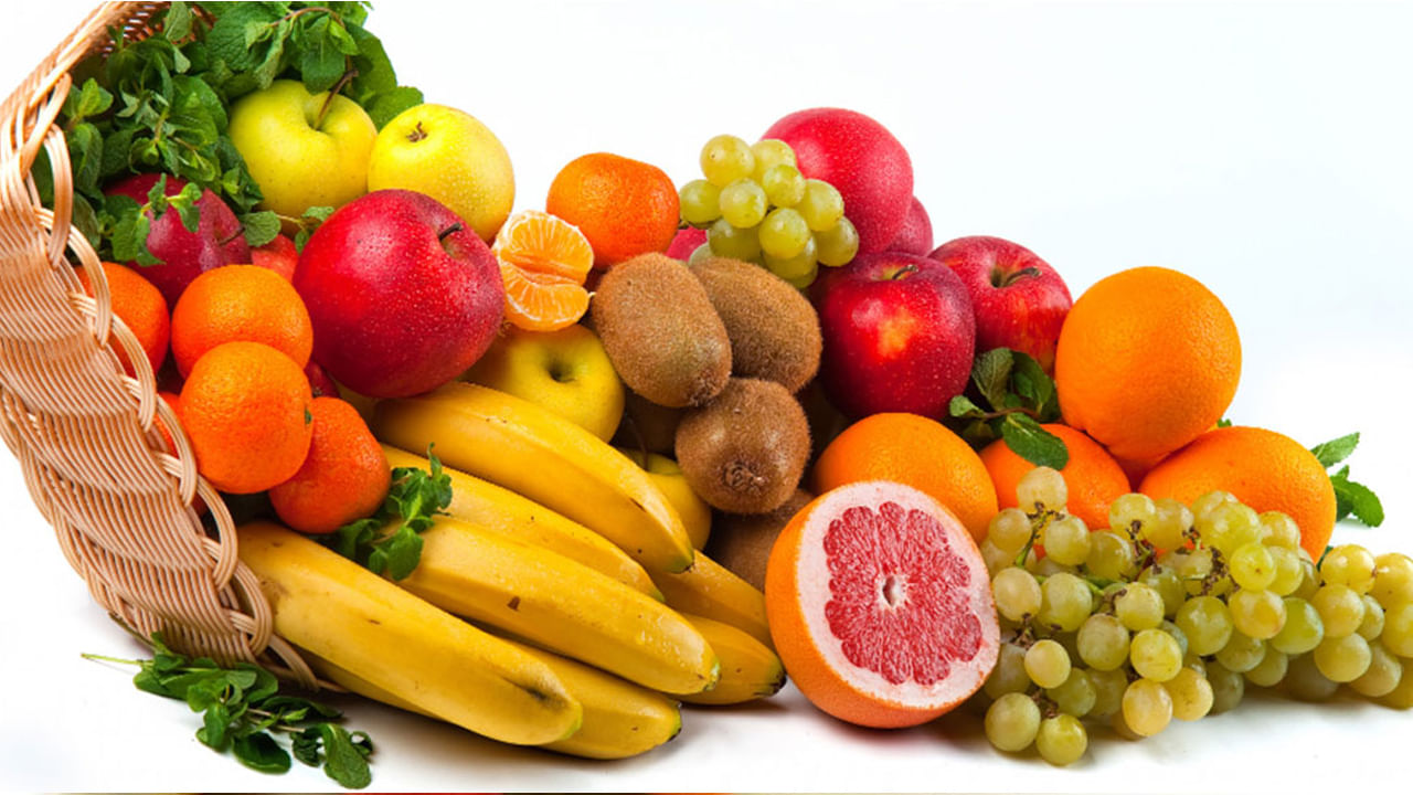 ఆహారంతో పండ్లు: ఆయుర్వేదంలో ఆహారం.. పండ్లు కలిపి తీసుకోవాలా అనేదానిపై సూచనలు ఉన్నాయి. ఇది మనం తీసుకునే పండు స్వభావంతో పాటు ఆ వ్యక్తి జీర్ణశక్తిపై ఆధారపడి ఉంటుంది. పండ్లు భోజనానికి ముందు లేదా తర్వాత.. తినే వ్యక్తి జీర్ణక్రియ ప్రకారం తినవచ్చు. తీపి పండ్లను భోజనాల క్రమంలో ముందుగా తీసుకోవాలి. ఆ తర్వాత పులుపు, ఉప్పగా, ఘాటుగా, పటిష్టమైన పండ్ల రుచిని రుచి చూడాలి.