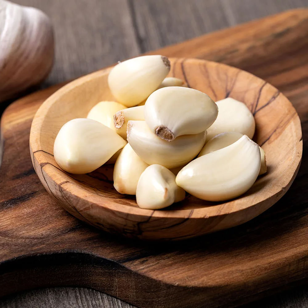 రోజూ పరగడుపునే రెండు వెల్లుల్లి రెబ్బలను నేరుగా నమిలి తినవచ్చు. పరగడుపున వెల్లుల్లి రసం కూడా తాగవచ్చు. ఇలాగే వెల్లుల్లి రెబ్బలు 4 తీసుకుని వాటిని కాల్చి తినవచ్చు. పెనం మీద కొంచెం నెయ్యి వేసి.. అందులో వెల్లుల్లి వేయించి తినవచ్చు. వెల్లుల్లి కషాయంలా చేసుకుని కూడా తీసుకోవచ్చు. 2 వెల్లుల్లి రెబ్బలు తీసుకుని నీటిలో వేసి మరిగించి ఆ నీటిని రోజుకు 2 సార్లు కప్పులు తాగవచ్చు.