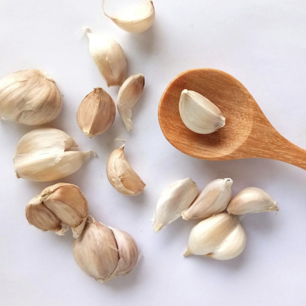 అతి ప్రాచీనమైన ఆయుర్వేద గ్రంథాలలో వెల్లుల్లి ప్రస్తావన ఉంది. వెల్లుల్లిలో అనేక పోషకాలు ఉంటాయి. ఔషధ గుణాలు ఉంటాయి. అందువల్ల వెల్లుల్లి మనల్ని ఆరోగ్యంగా ఉంచుతుంది. అయితే ఆరోగ్యకరమైన ప్రయోజనాలు పొందాలంటే వెల్లుల్లిని ఏ విధంగా తీసుకోవాలో ఇప్పుడు తెలుసుకుందాం..