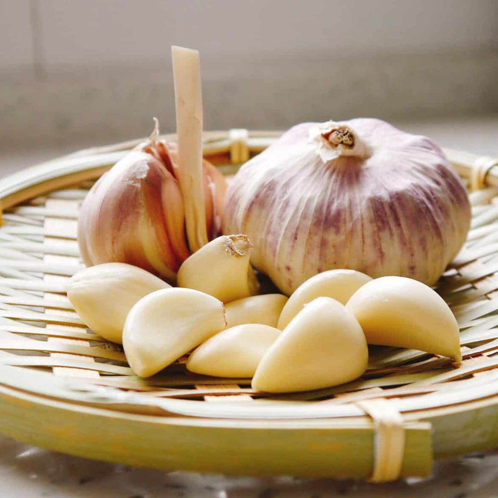 చెడు కొలెస్ట్రాల్ తగ్గి మంచి కొలెస్ట్రాల్ పెరుగుతుంది. వెల్లుల్లిలో యాంటీ ఆక్సిడెంట్లు సమృద్ధిగా ఉంటాయి. అందువల్ల శరీర రోగ నిరోధక శక్తి పెరుగుతుంది.ముఖ్యంగా వెల్లుల్లి లివర్లి ను ఆరోగ్యంగా ఉంచుతుంది. కనుక లివర్ సమస్యలున్నావారు వెల్లుల్లి తింటే ఎంతో మేలు. వెల్లుల్లిని తినడం వల్ల గుండె ఆరోగ్యంగా ఉంటుంది. ఎముకలు దృఢంగా, ఆరోగ్యంగా మారుతాయి.