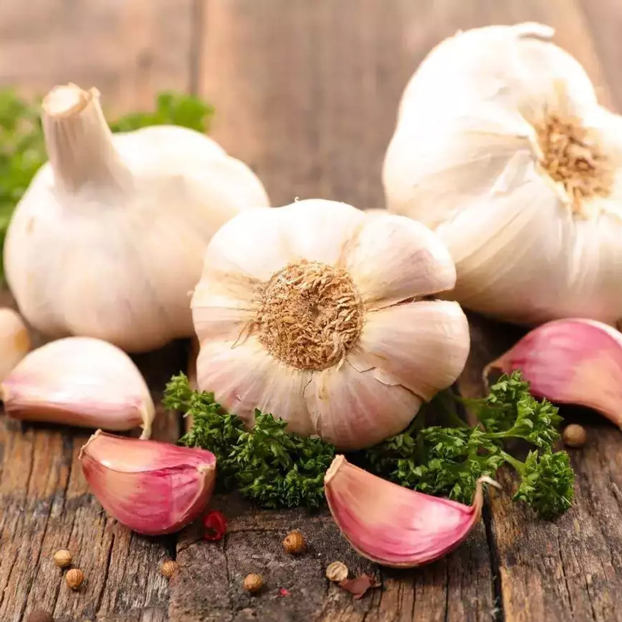 భారతీయుల వంటల్లోనే కాదు.. ప్రపంచ వ్యాప్తంగా వెల్లుల్లికి ఒక ప్రత్యేక స్థానం ఉంది. నోటి వ్యాధులకు వెల్లుల్లి బాగా పనిచేస్తుంది. షుగర్ వ్యాధి గ్రస్తులకు వెల్లుల్లి దివ్య ఔషధ. మధుమేహగ్రస్తుల రక్తంలో చక్కెరస్థాయిలను నియంత్రిస్తుంది. వెల్లుల్లి మొత్తం శరీరంలోని 22 రాగాల వ్యాధులనుంచి రక్షణ ఇస్తుందని ప్రాచీన కాలం నుంచి ఉన్న నమ్మకం.