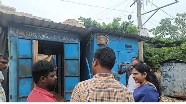 ఆమ్మో గ్యాస్ బాంబ్..! జనావాసాల ఫిల్లింగ్.. డొమెస్టిక్ టు కమర్షియల్ ఇల్లీగల్ దందా..! మీ సిలిండర్లో గ్యాస్ ఉందా..?!