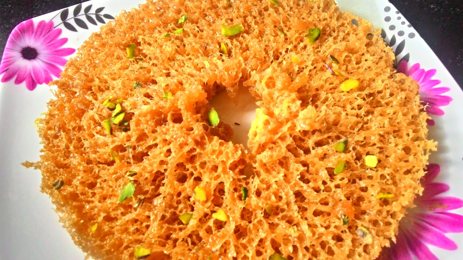 వెడల్పాటి కడాయి తీసుకోండి. దీని ఎత్తు కనీసం 12″ .. వ్యాసం 5-6″ ఉండాలి. కంటైనర్లో సగం నెయ్యితో నింపండి. దానిని వేడి చేసి, నెయ్యి తగినంత వేడిగా మారినప్పుడు, 50 ml అంటే ఒక గ్లాసు పిండిని తీసుకోండి. మధ్యలో ఒక నిరంతర దారం లాంటి ప్రవాహంలో నెయ్యి నెమ్మదిగా పోయాలి. నురుగు స్థిరపడనివ్వండి.