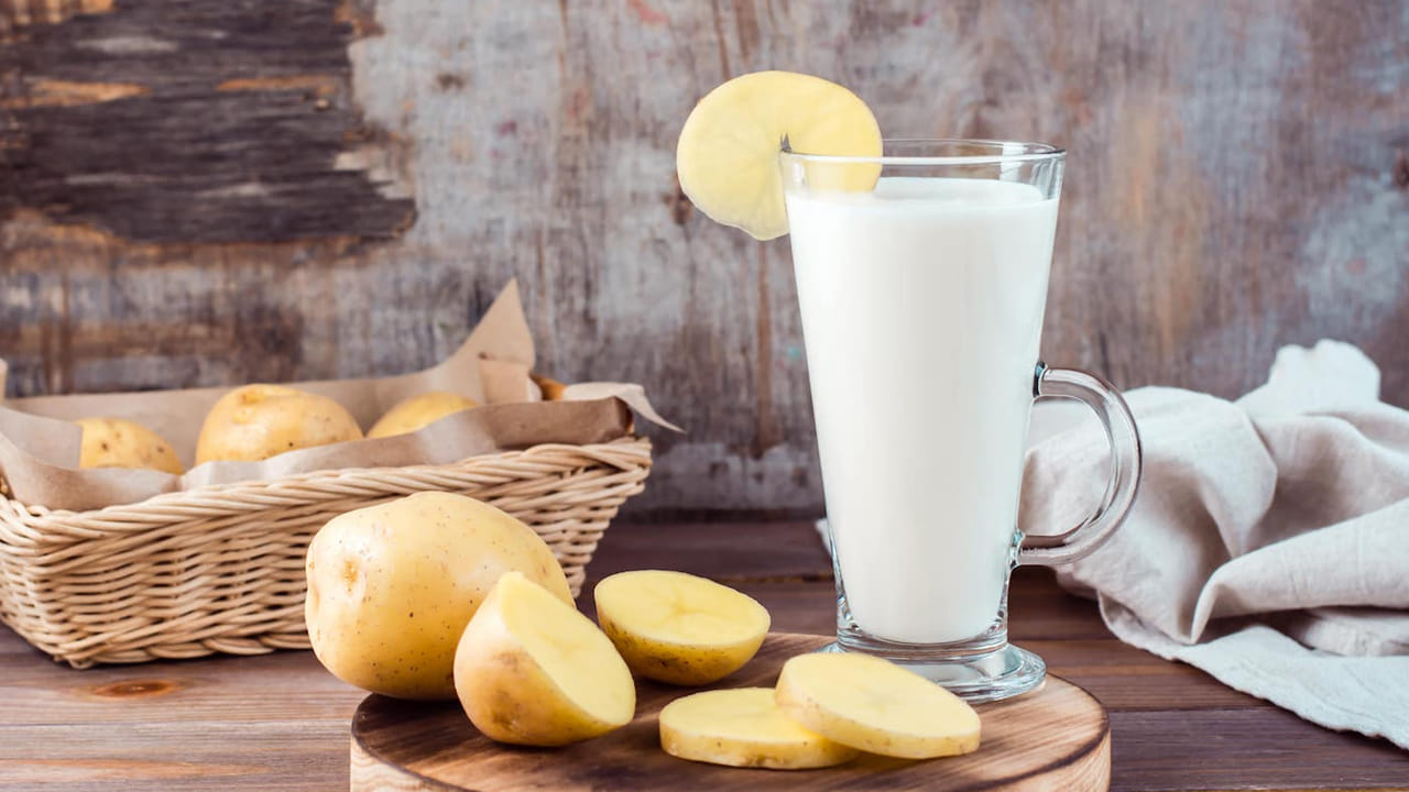 ఆరోగ్యాన్ని సృష్టించడం అంత తేలికైన పని కాదు.. కానీ ఆరోగ్యాన్ని సృష్టించడానికి సరైన ఆహారాన్ని ఎంచుకోవాలి. ప్రస్తుతం, ఆరోగ్యంగా ఉండటానికి మీకు పెద్దగా ఎంపిక లేదు. కానీ ఈ రోజుల్లో చాలా మంది తమ ఆహారం నుండి పాల ఉత్పత్తులను తొలగించి శాఖాహారంతో సహా ఈ ధోరణిని ప్రారంభించారు. ఇటీవలి కాలంలో అనేక పాల ఉత్పత్తుల ఎంపికలు మార్కెట్లోకి వచ్చాయి. ఇవి ఆరోగ్యాన్ని మాత్రమే కాకుండా మీ శరీరానికి అవసరమైన పోషణను కూడా అందిస్తాయి. మీకు పాలు తాగడం అస్సలు ఇష్టం లేకుంటే, మీరు మీ ఆహారాన్ని ఆరోగ్యకరమైనదిగా చేయడానికి బంగాళాదుంప పాలను ఉపయోగించవచ్చు. 