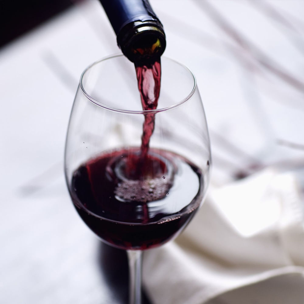 వైన్ పులియబెట్టిన ద్రాక్ష రసంతో తయారు చేయబడే ఆల్కహాలిక్ పానీయం. రెడ్ వైన్ మితంగా తాగడం ద్వారా చాల ఆరోగ్య ప్రయోజనాలు ఉన్నాయ్. వైన్ తాగడం వల్ల లైఫ్ ఎక్స్టెన్షన్, గుండె ఆరోగ్యానికి మంచిదని నిపుణులు అంటున్నారు. జీర్ణక్రియ సజువుగా జరగడానికి, వివిధ రకాల వ్యాధుల చికిత్సకు ఔషధంగానూ ఇది ఉపయోగపడుతుంది. అయితే పరిమితంగా తీసుకుంటే మాత్రమే ఈ ప్రయోజనాలు.. పరిమితి దాటి తాగితే మాత్రం ఆరోగ్య ప్రయోజనాలు కాదు కదా.. ఆరోగ్య సమస్యలకు దారితీస్తుందని నిపుణులు హెచ్చరిస్తున్నారు. వైన్ తీసుకోవడం వల్ల కలిగే ప్రయోజనాలను తెలుసుకుందాం.