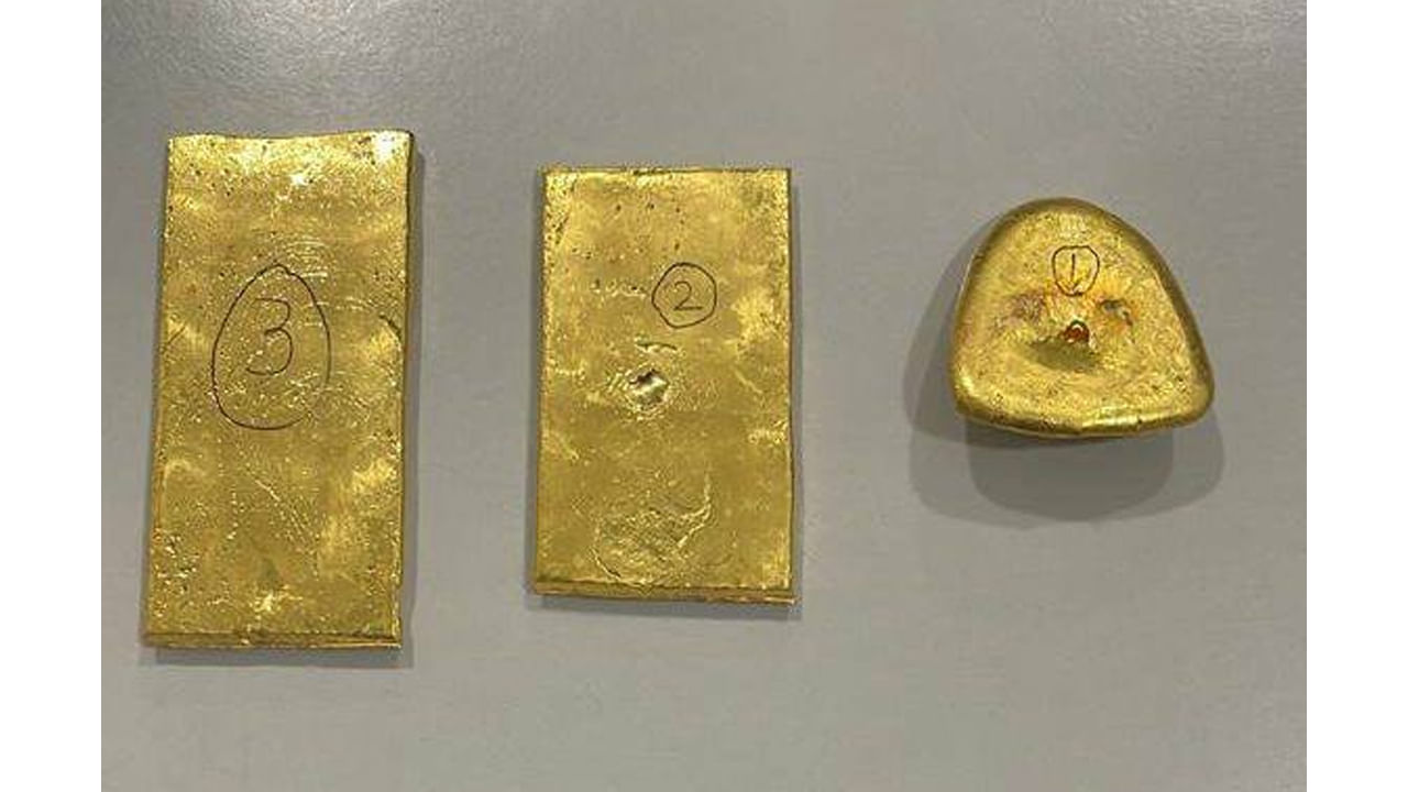 Gold Smuggling: అక్రమంగా గోల్డ్ స్మగ్లింగ్ చేసేందుకు యత్నం.. నిందితులకు షాక్ ఇచ్చిన అధికారులు