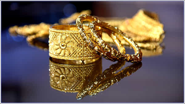 Gold and Silver Prices: పసిడి ప్రియులకు పండగలాంటి వార్త..! మరింత తగ్గిన బంగారం,వెండి ధరలు.. తెలుగు రాష్ట్రాల్లో రేట్లు ఎలా ఉన్నాయంటే..