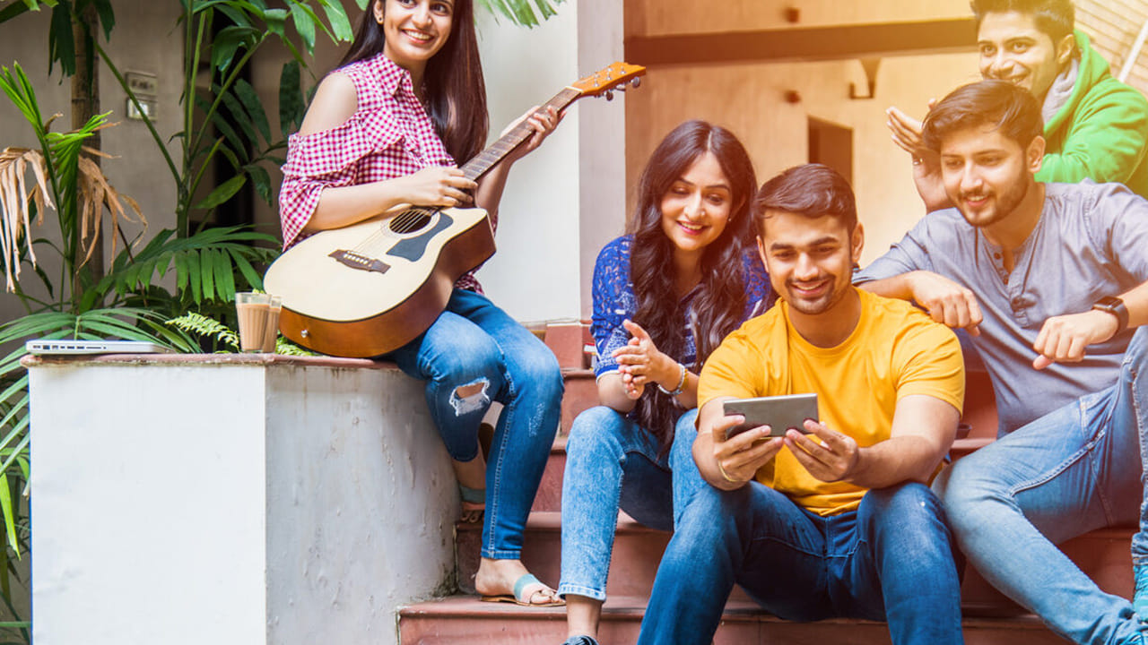 స్నేహం అనేది వయస్సు, రంగు, కుల పరిమితి లేని అందమైన బంధం. కాబట్టి ఈరోజు స్నేహితుల దినోత్సవం సందర్భంగా, మీ ప్రత్యేక స్నేహితులను అభినందించండి. జీవితంలో వారి విలువను వారికి తెలియజేయండి. వారికి బహుమతిగా ఇవ్వండి, వారితో సమయాన్ని గడపండి. 