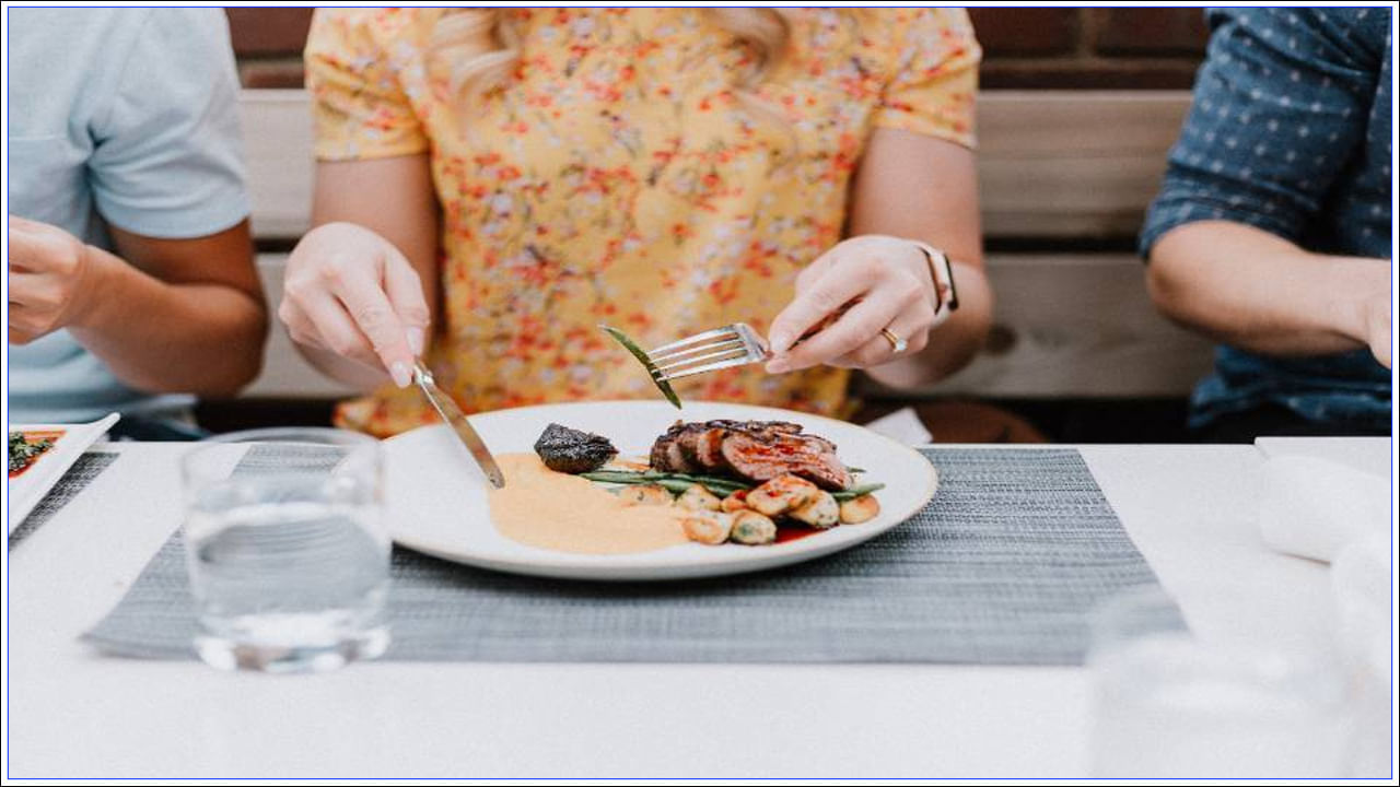 తినడం వల్ల మన కడుపు నింపడమే కాకుండా మన శరీరాన్ని, మానసిక స్థితిని చక్కగా ఉంచుతుంది. సాధారణంగా చాలా మంది అల్పాహారం , భోజనం, సాయంత్రం అల్పాహారం, రాత్రి భోజనం చేస్తారు. కానీ కొంతమంది చాలా మంది ఆకలితో ఉంటారు. వారు రోజుకు చాలాసార్లు తింటారు. మీరు కూడా భోజనం చేసిన తర్వాత మళ్లీ ఆకలిగా అనిపించి ఏదైనా తినాలని అనిపిస్తుందా?