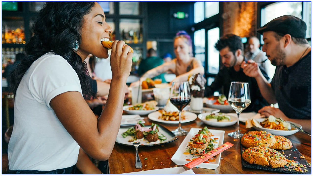 ప్రస్తుతం చాలా మంది డిప్రెషన్‌, స్ట్రెస్‌తో బాధపడుతున్నారు. మీరు ఒత్తిడి లేదా నిరాశతో వ్యవహరిస్తుంటే ఆకలి ఎక్కువగా ఉండవచ్చు. చాలా సార్లు ప్రజలు తమకు తెలియకుండానే ఆకలి కారణంగా అవసరమైన దానికంటే ఎక్కువ తింటారు. దీని వల్ల బరువు పెరిగే ప్రమాదం కూడా ఉందంటున్నారు నిపుణులు.