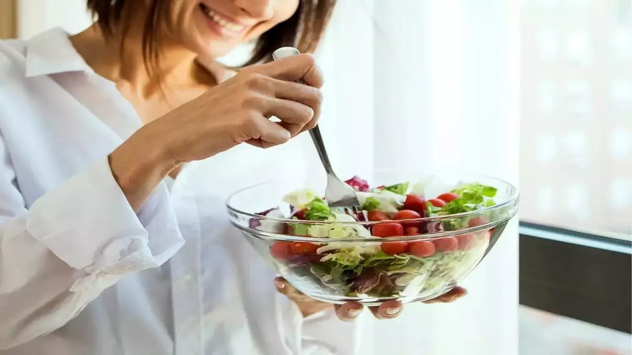 పోషకాహారం: సంపూర్ణమైన ఆరోగ్యం కావాలంటే మనం తీసుకునే ఆహారంలో అన్ని రకాల పోషకాలు ఉండేలా చూసుకోవాలి. పోషకాలతో కూడిన ఆహారం మన ఆరోగ్యాన్ని కాపాడడంతో పాటు చర్మానికి కూడా మేలు చేస్తుంది. చర్మానికి కావాలసిన విటమిన్లు, నియాసిన్, బయోటిన్ వంటివి ఆహారం ద్వారానే లభిస్తాయి కనుక మెరుగైన పోషకాహారం తీసుకోండి. 