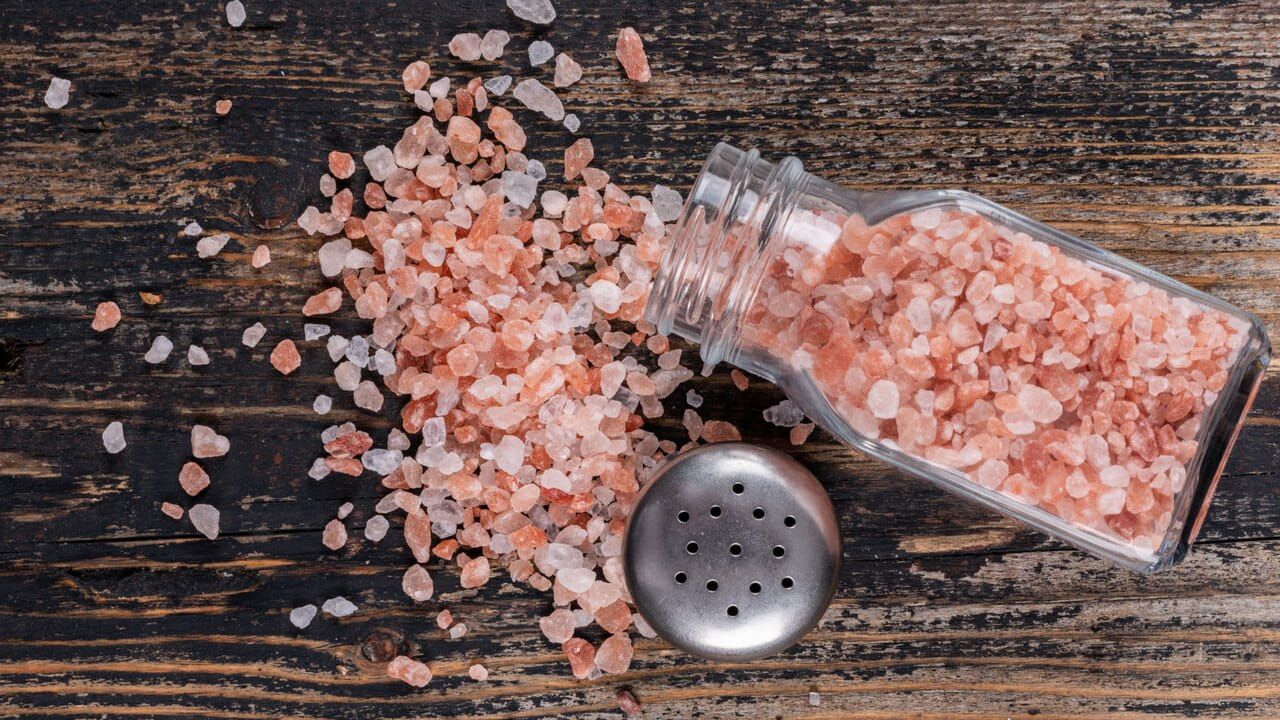 అజీర్ణ సమస్యతో బాధపడేవారు భోజనం తర్వాత మజ్జిగలో కాస్త సైంధవ లవణం కలిపి తాగితే మంచిది. దీంతో అజీర్ణం,మలబద్దకం వంటి సమస్యలు తొలగిపోతాయి. జీవక్రియ సాఫీగా జరుగుతుంది.