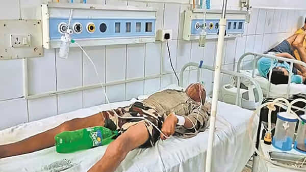 ఇదేక్కడి దారుణం..? వైద్య పరికరాల కొరత.. ఆసుపత్రిలో యూరిన్ బ్యాగ్ స్థానంలో స్ప్రైట్ బాటిల్..
