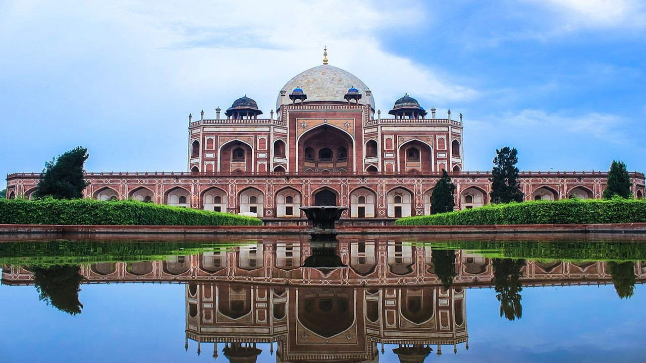 Humayun’s Tomb, Delhi: హుమాయున్ సమాధి తాజ్ మహల్ కంటే పురాతనమైనదని మీకు తెలుసా! చారిత్రక రికార్డులను పరిశీలిస్తే, తాజ్ మహల్ లేఅవుట్, డిజైన్ హుమాయున్ సమాధి నుండి ప్రేరణ పొందింది. అక్బర్ చేత నిర్మించబడిన హుమాయున్ సమాధి భారతదేశ రాజధాని న్యూఢిల్లీలో ఉంది. ఈ స్మారక చిహ్నం ఎర్ర ఇసుకరాయితో నిర్మించబడినప్పటికీ, దీని నిర్మాణం ఆగ్రాలోని తాజ్ మహల్‌ను పోలి ఉంటుంది.