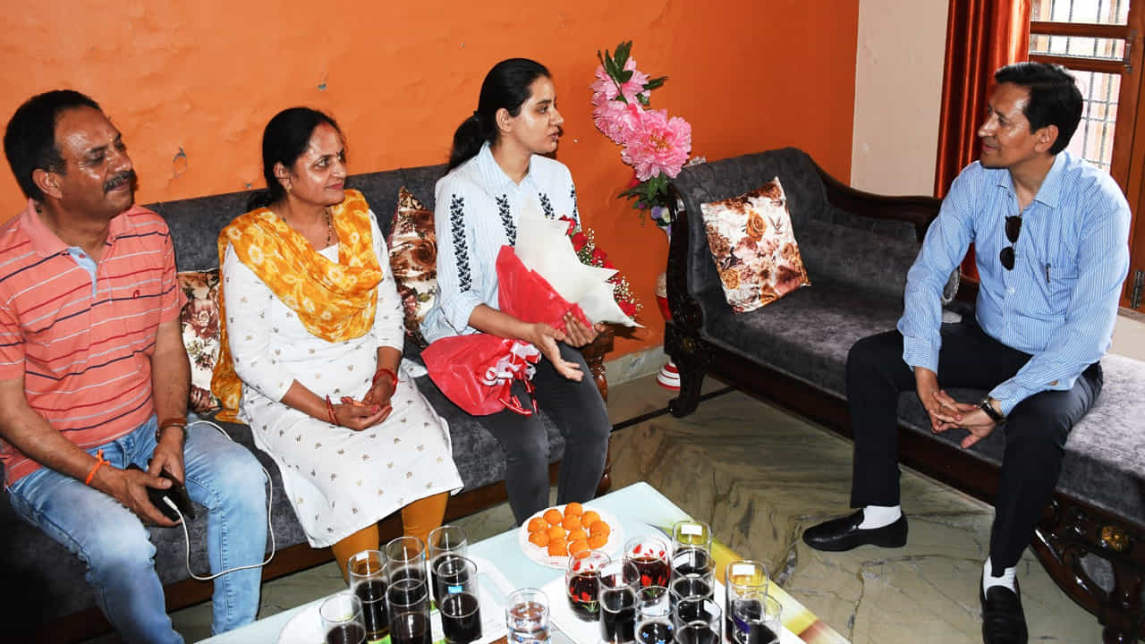 దీక్షితా జోషి ఉత్తరాఖండ్లోని హల్ద్వానీ నివాసి. ఆర్యమాన్ విక్రమ్ బిర్లా స్కూల్ నుండి పాఠశాల విద్యను అభ్యసించారు. 12వ తరగతి ఉత్తీర్ణత సాధించిన తరువాత జిబి పంత్ విశ్వవిద్యాలయం పంత్నగర్ నుండి గ్రాడ్యుయేషన్ పట్టా పుచ్చుకున్నారు దీక్షితా. ఐఐటీ మండి నుంచి మాస్టర్స్ చేశారు.